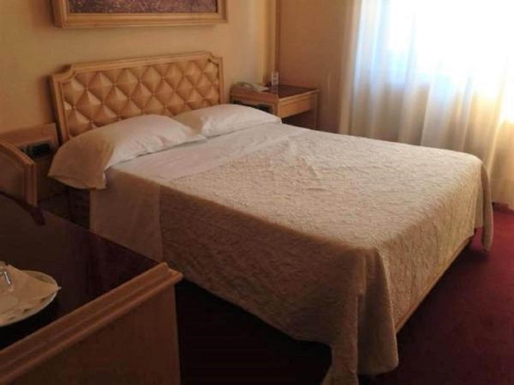 Albergo Italia Новара Экстерьер фото
