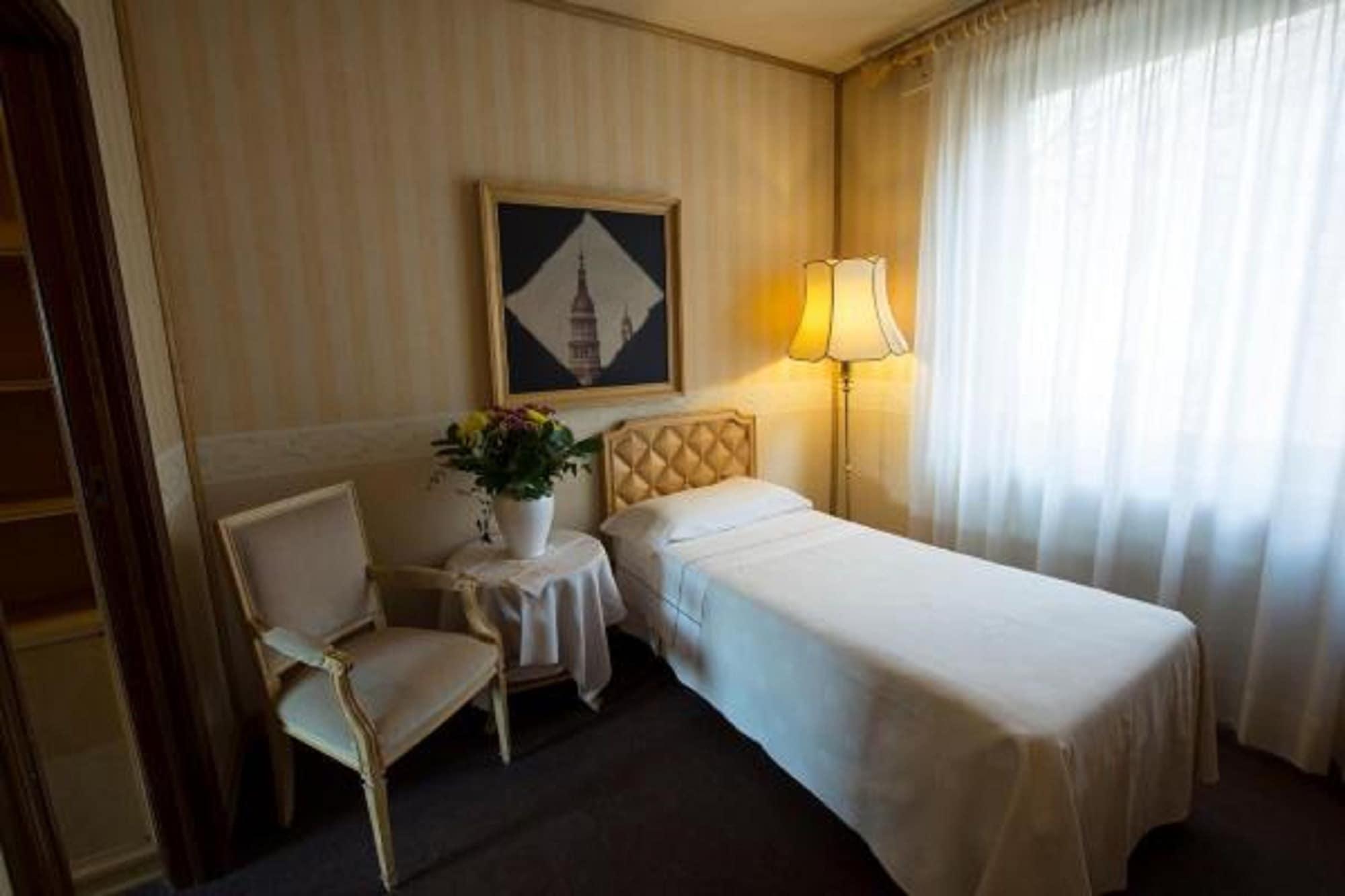 Albergo Italia Новара Экстерьер фото