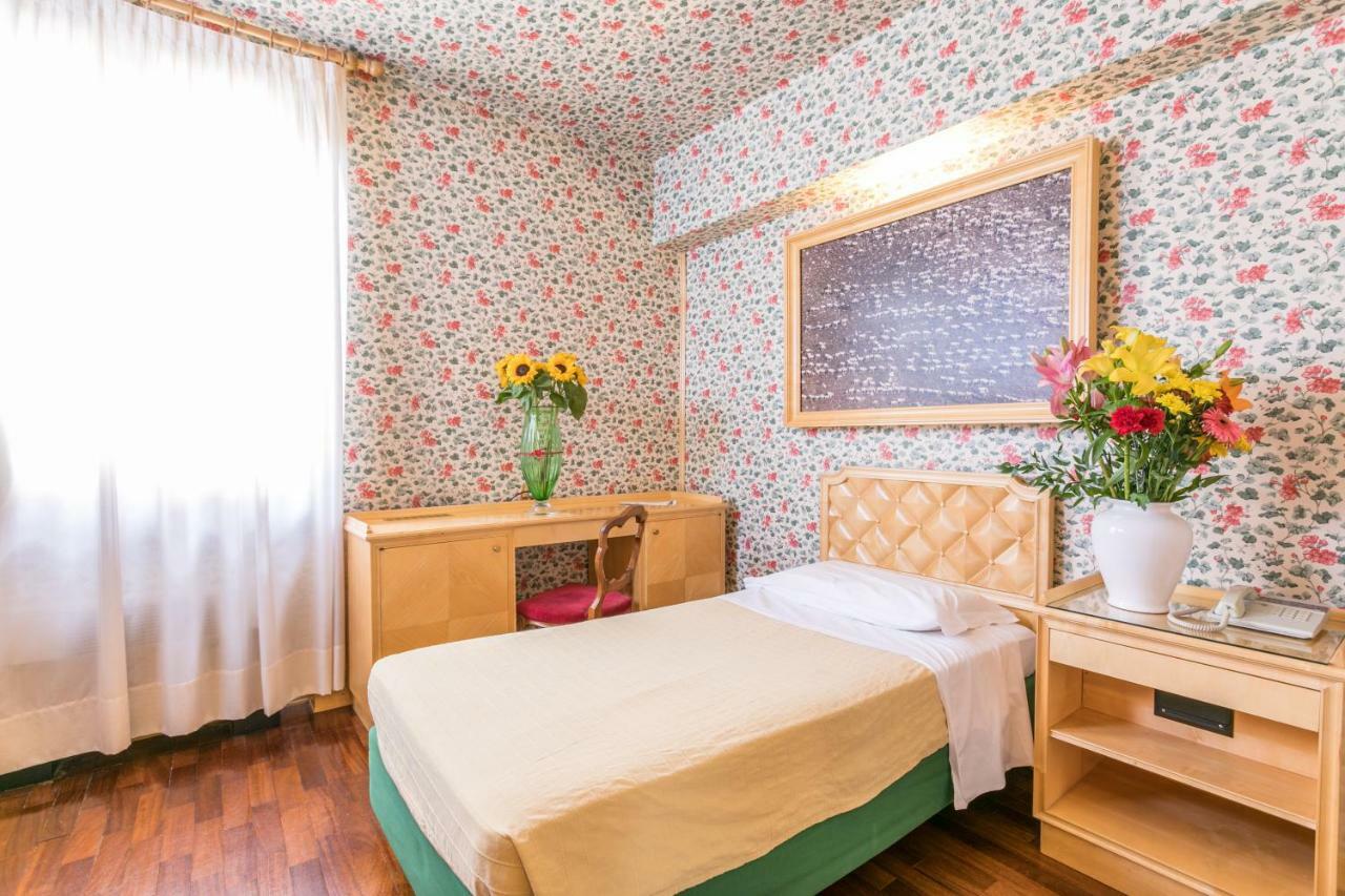 Albergo Italia Новара Экстерьер фото